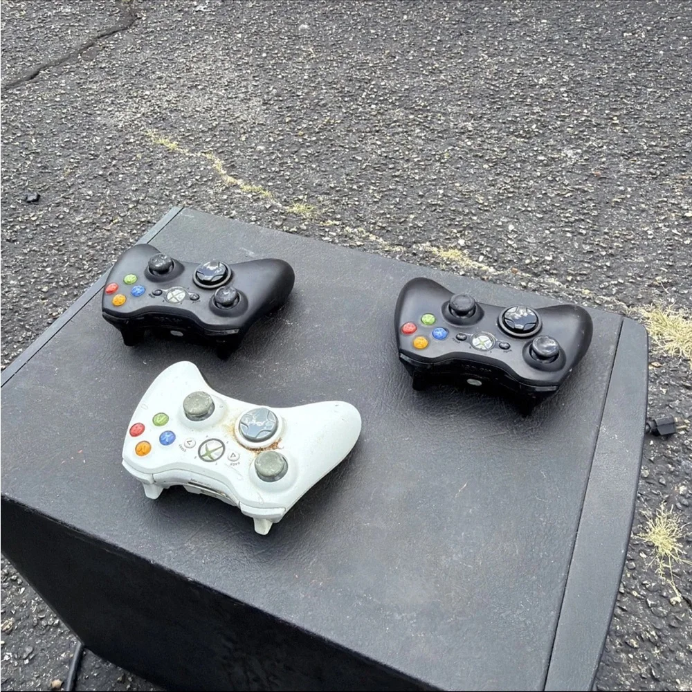 Xbox Wireless Controllers (Black & White) - Compatible Video Game Controllers